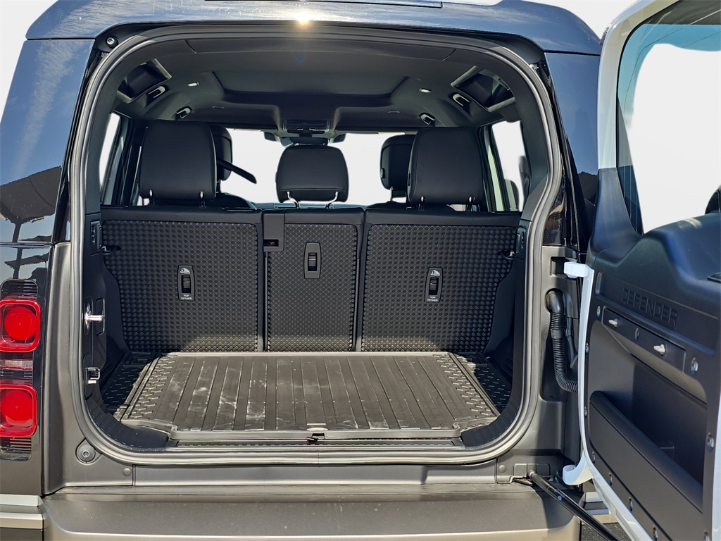 2025 Land Rover Defender 110 X-Dynamic SE photo 10