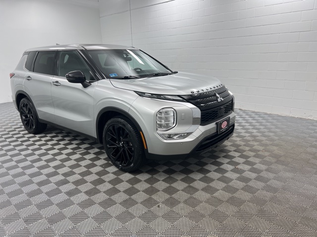 2022 Mitsubishi Outlander Black Edition's photo