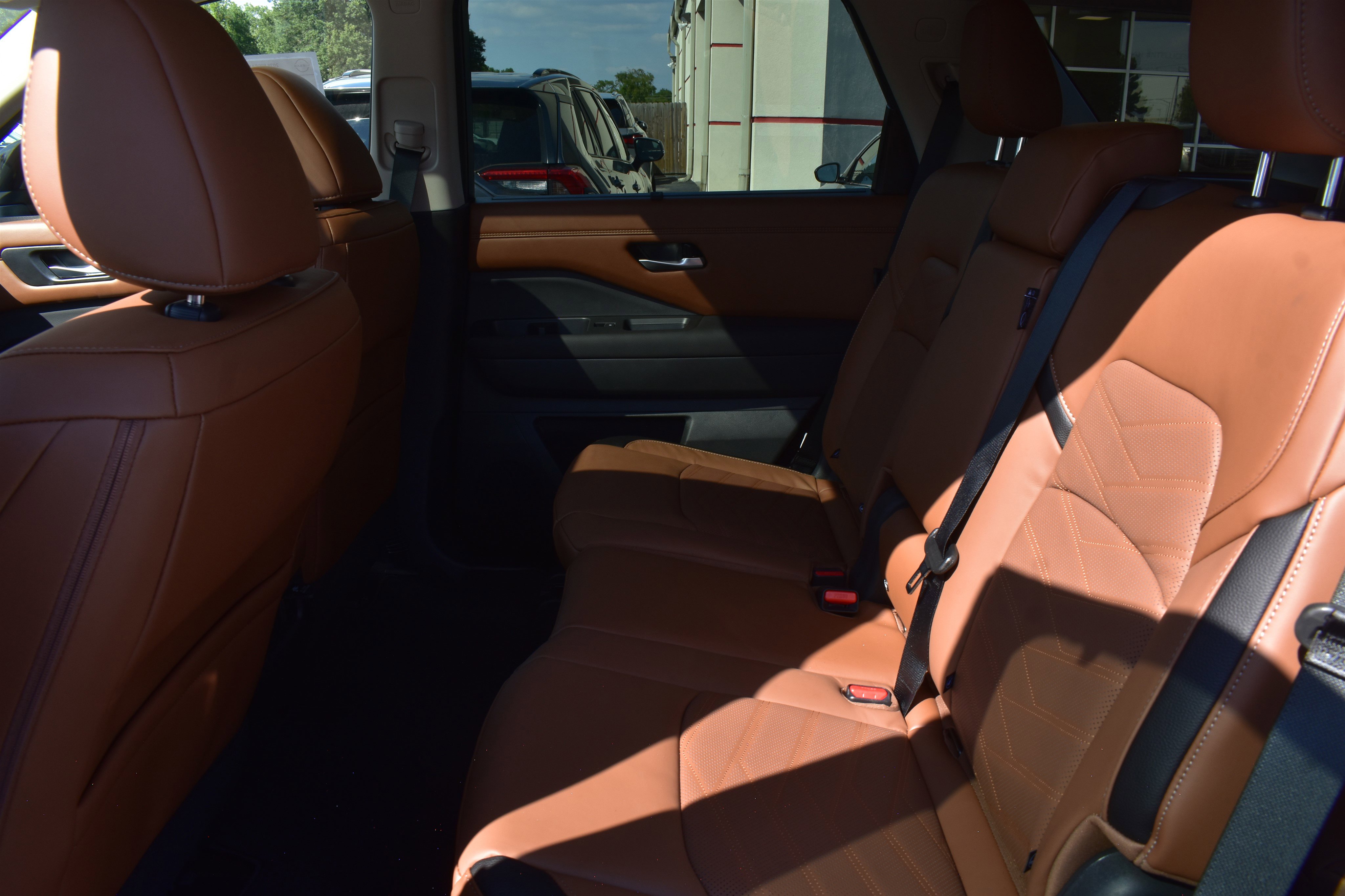 2025 Nissan Pathfinder Platinum photo 8