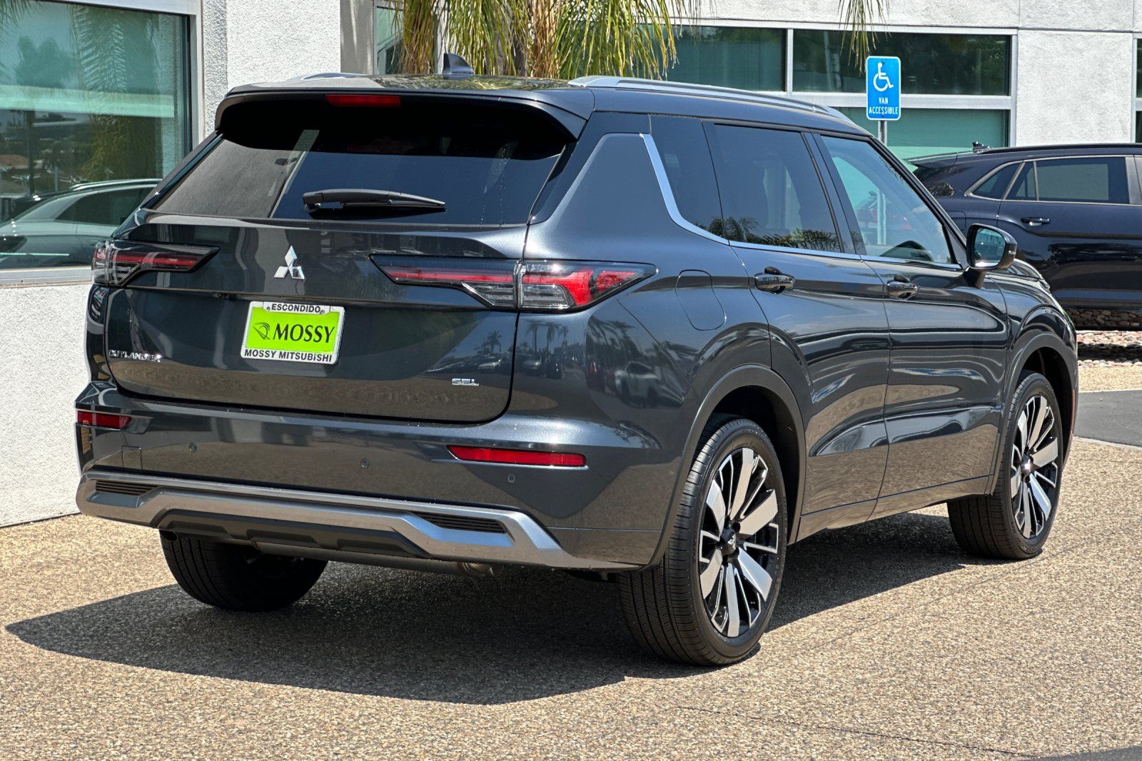 2025 Mitsubishi Outlander SEL photo 4