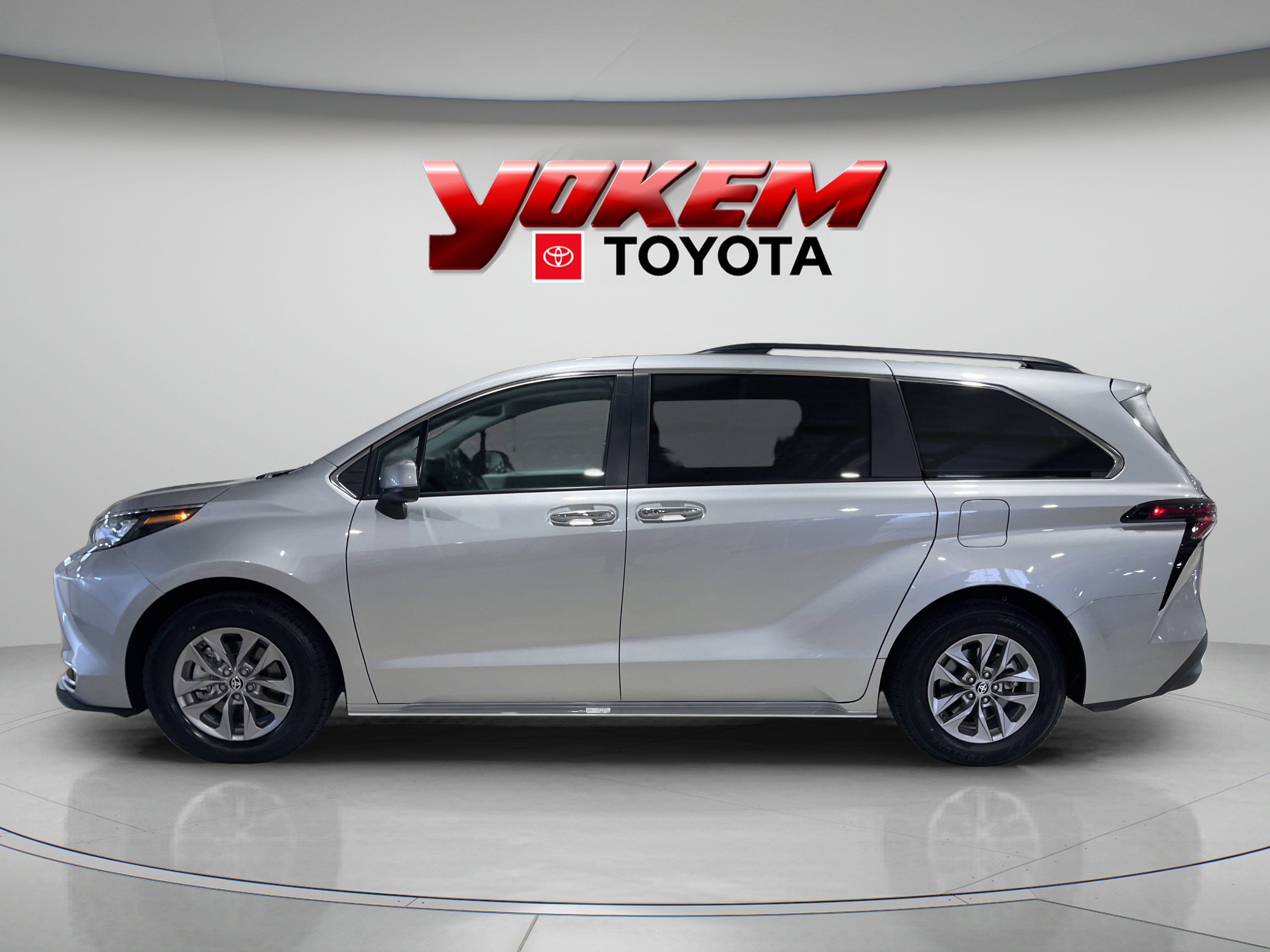 2024 Toyota Sienna XLE photo 2