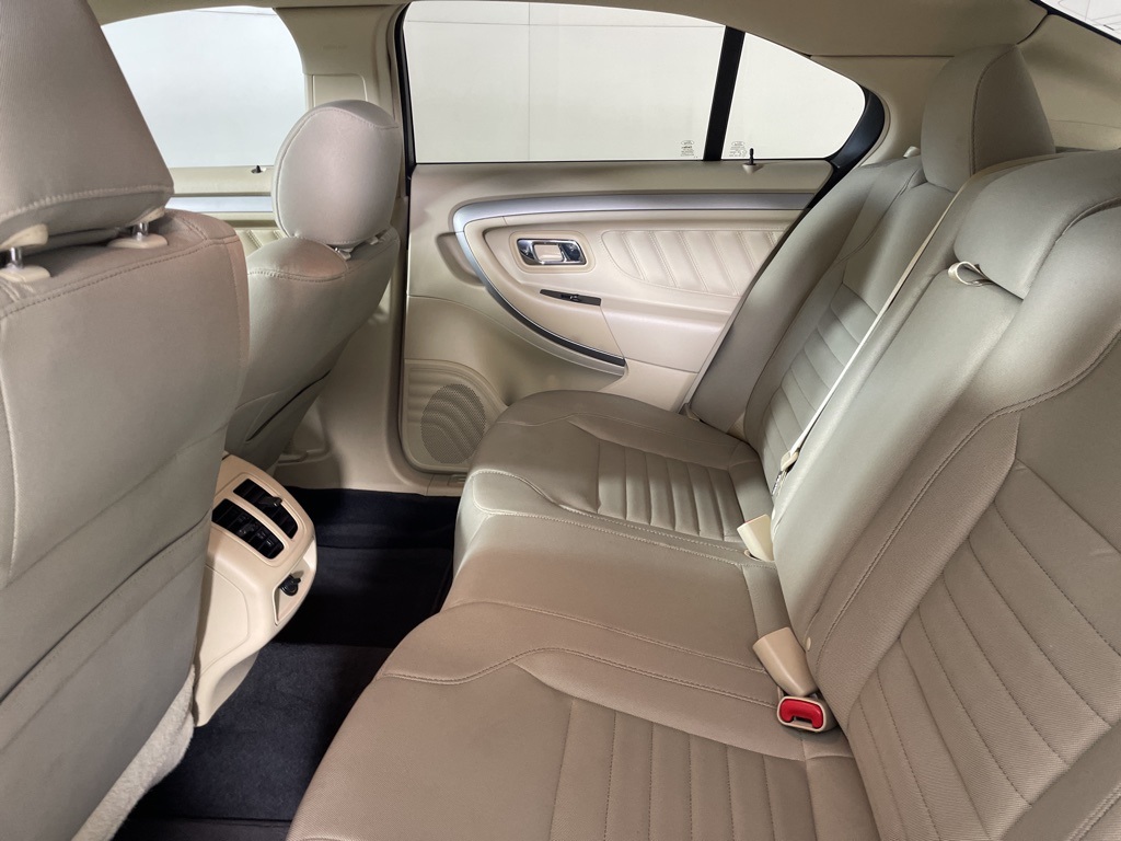 2018 Ford Taurus SE photo 32
