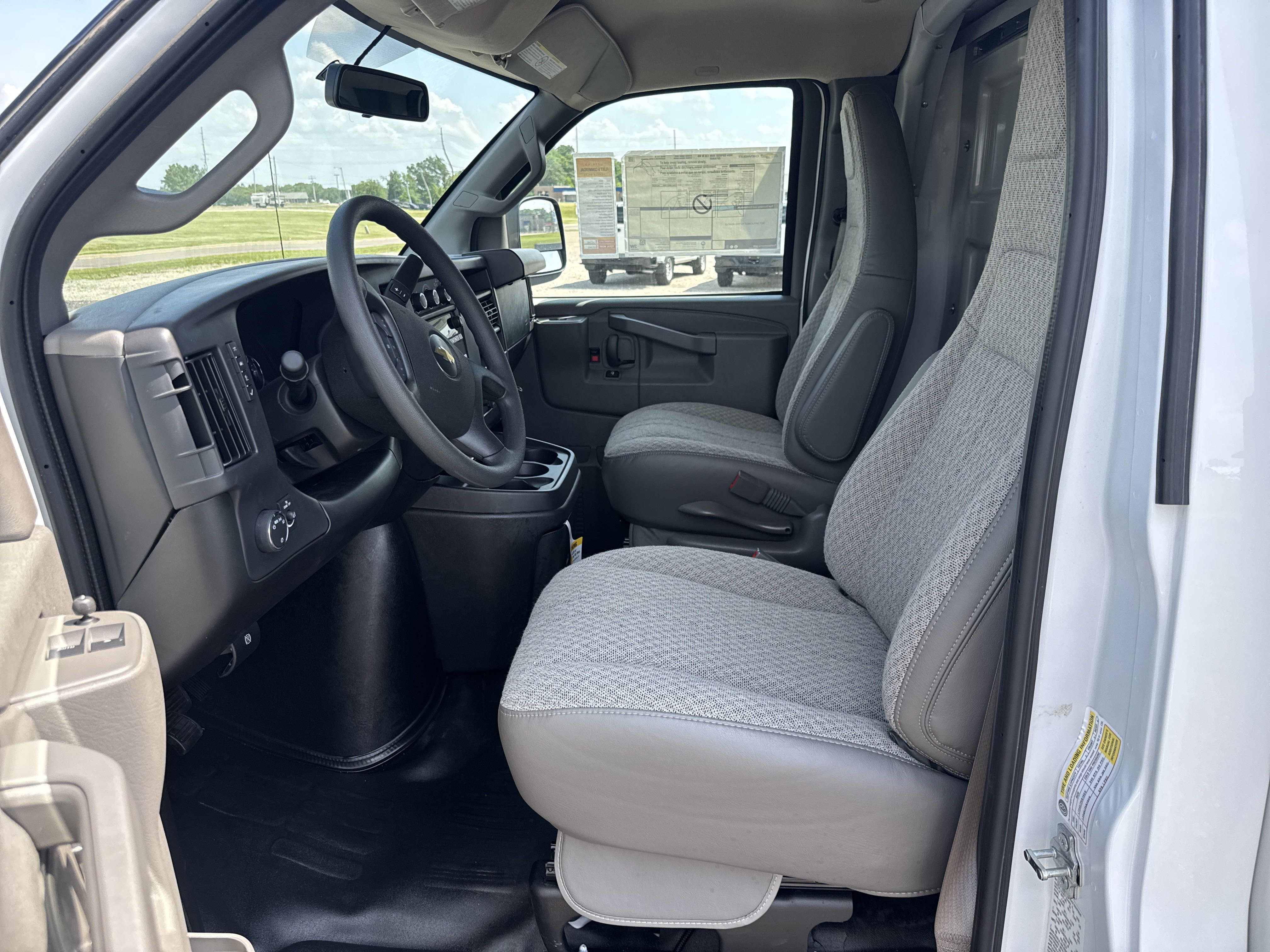 2024 Chevrolet Express Cutaway 3500 photo 2
