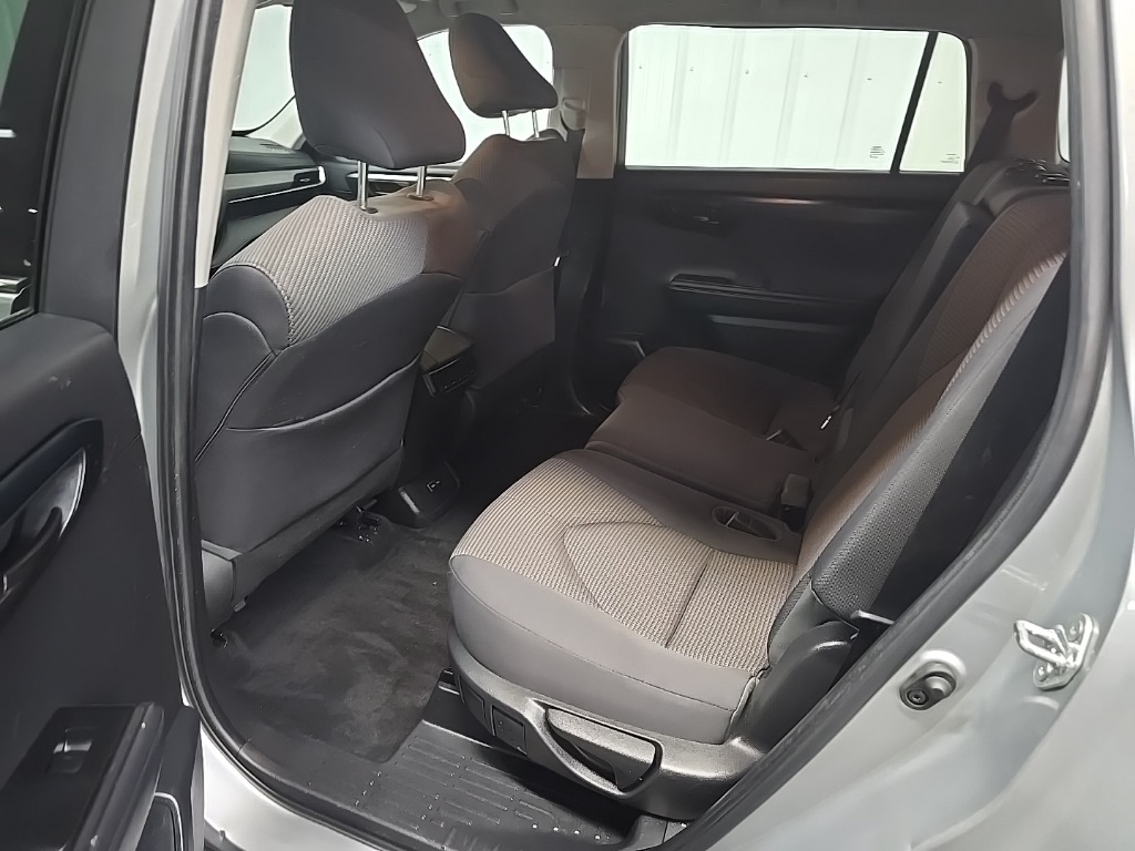 2022 Toyota Highlander LE photo 30