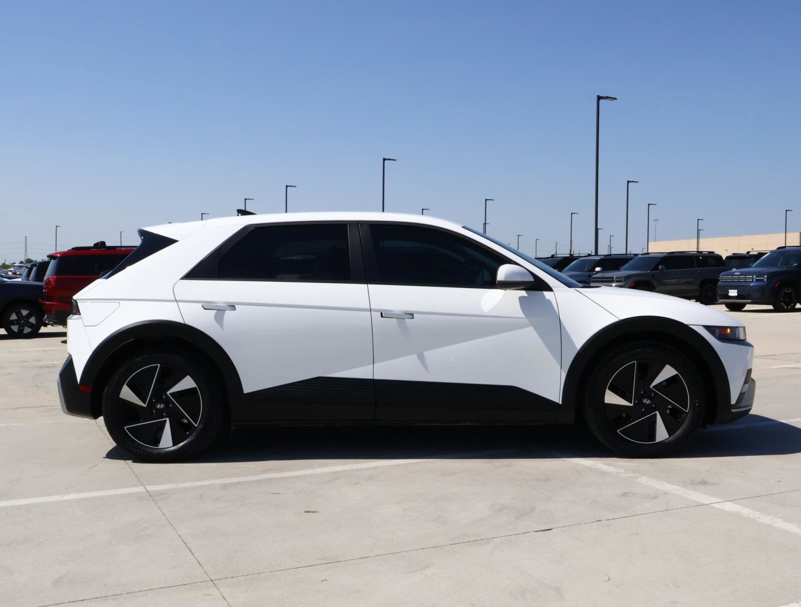 2025 Hyundai Ioniq 5 SE Standard Range photo 4