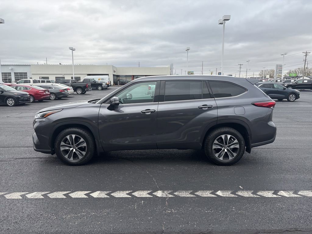 2021 Toyota Highlander XLE photo 2
