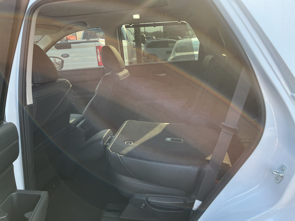 2025 Nissan Pathfinder Platinum photo 3