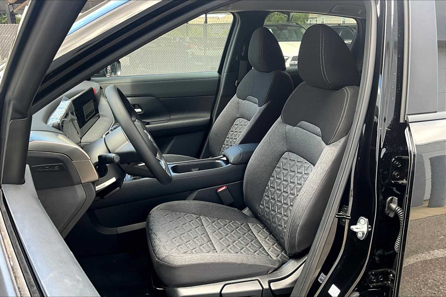 2025 Nissan Kicks SV photo 14