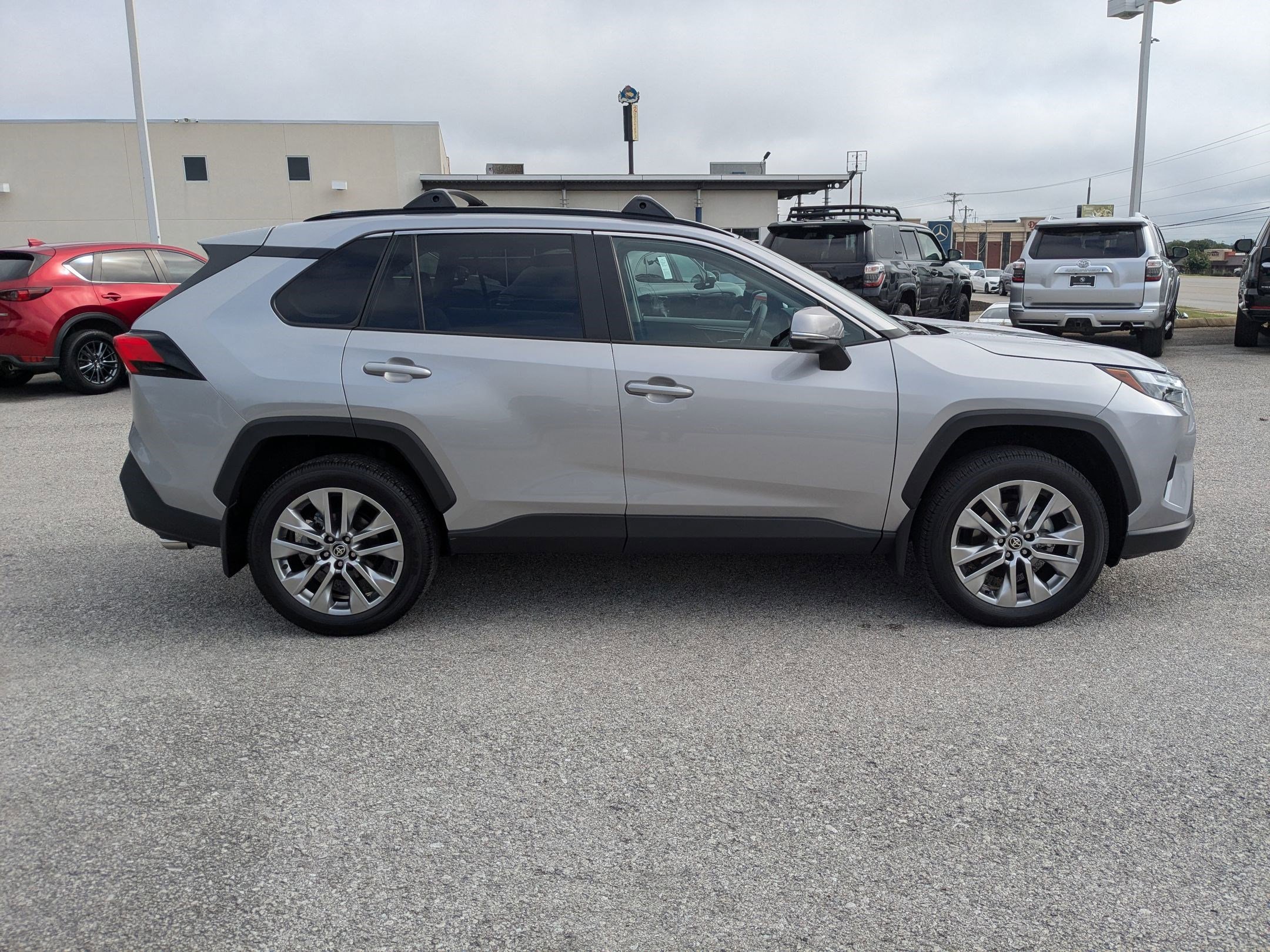 2025 Toyota RAV4 XLE Premium photo 4
