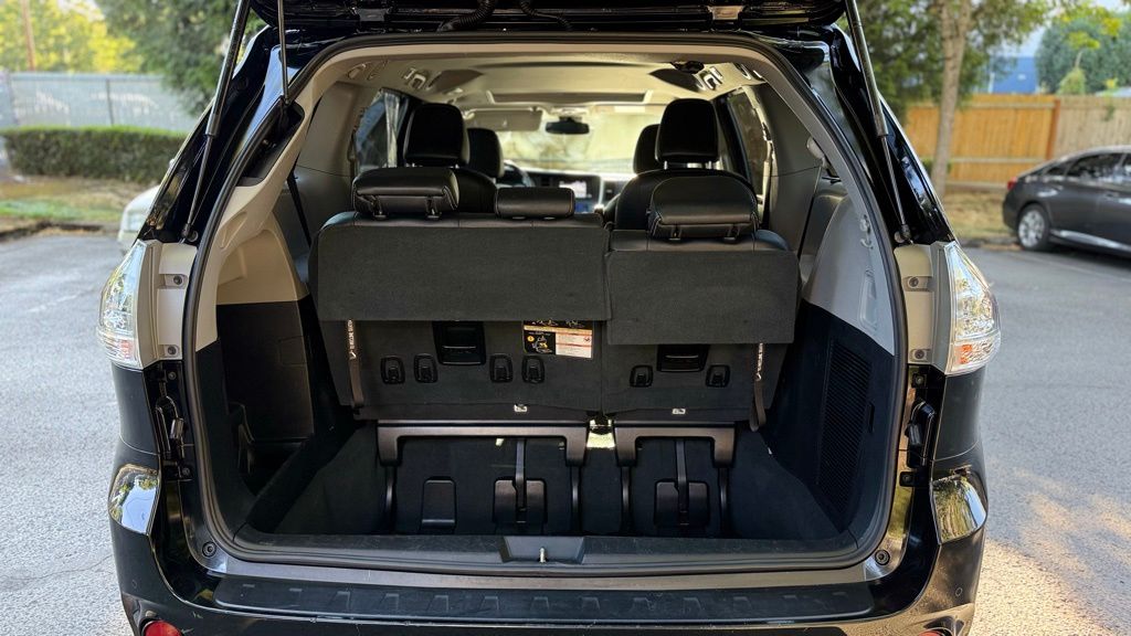 2020 Toyota Sienna SE Premium photo 12