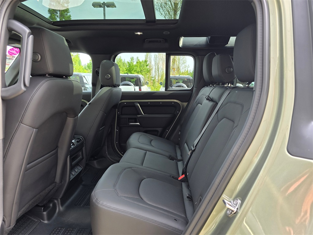 2025 Land Rover Defender 110 S photo 21
