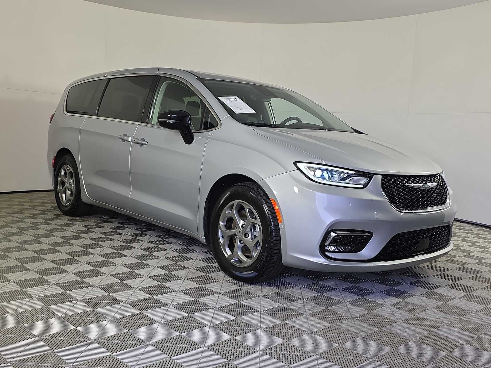 2024 Chrysler Pacifica Limited's photo