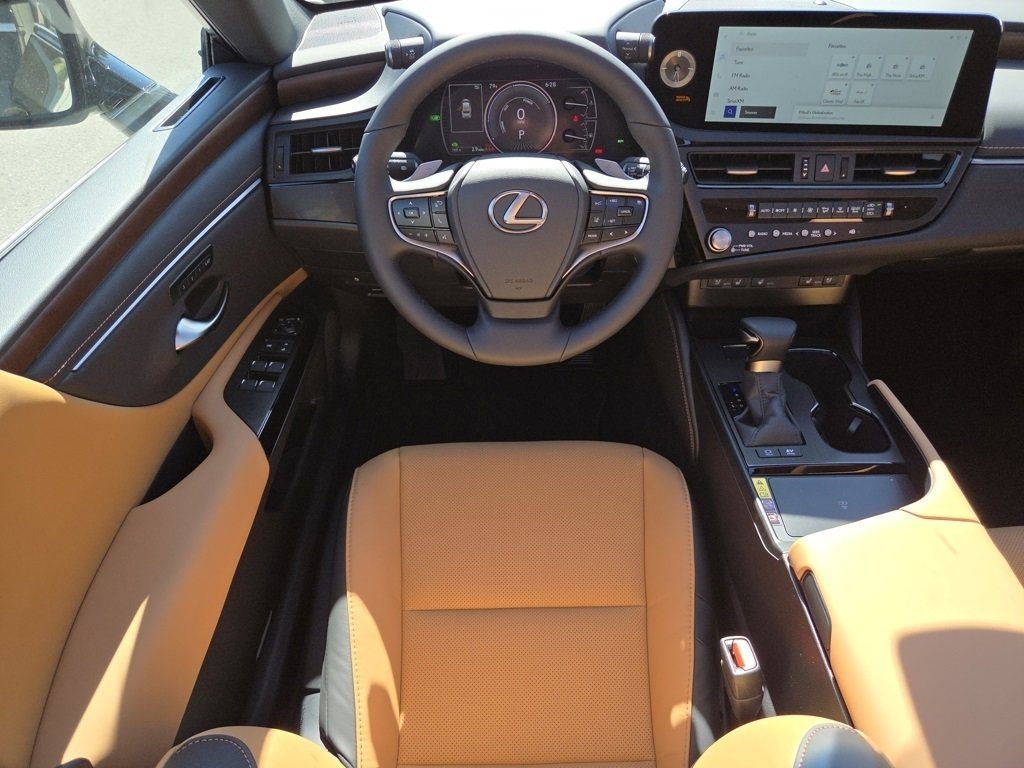 2025 Lexus ES 300h F SPORT Design photo 4
