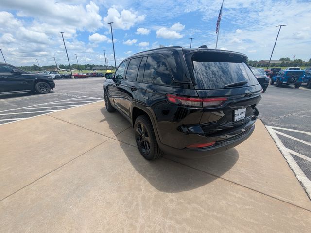 2025 Jeep Grand Cherokee Limited photo 3