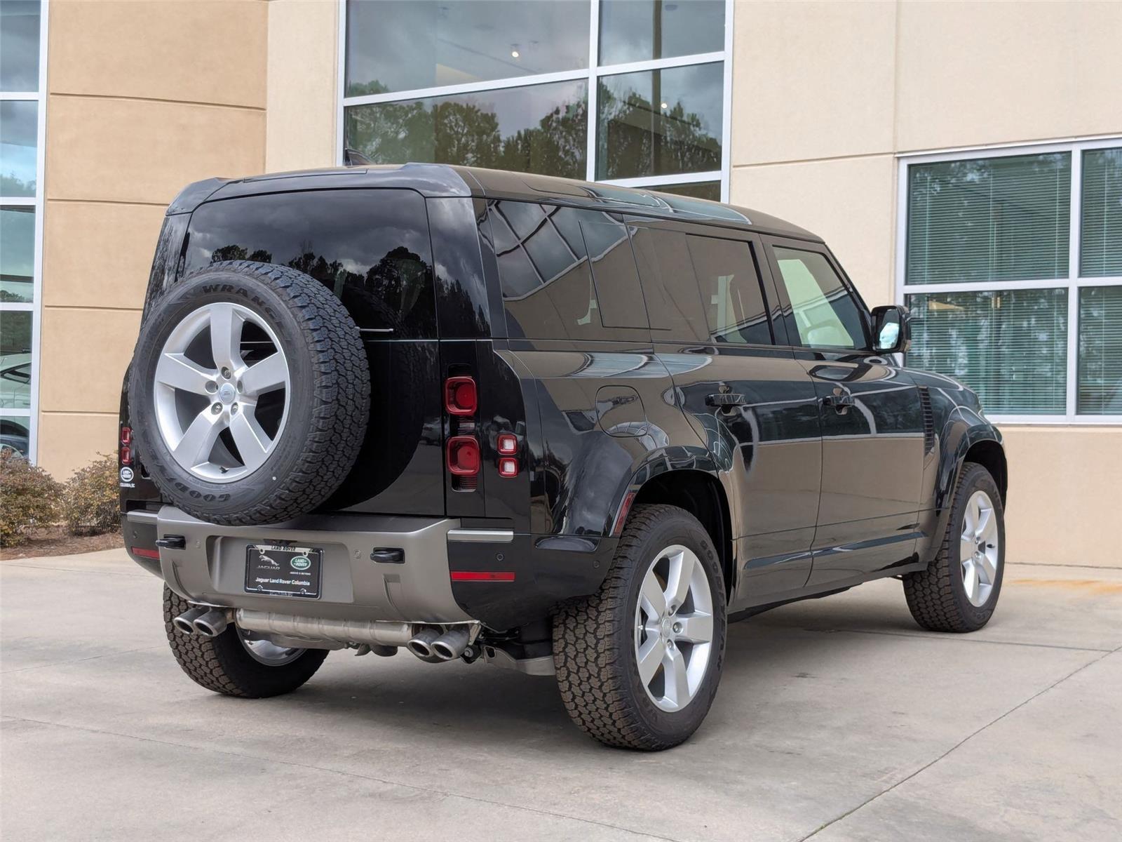2025 Land Rover Defender 110 X-Dynamic SE photo 5