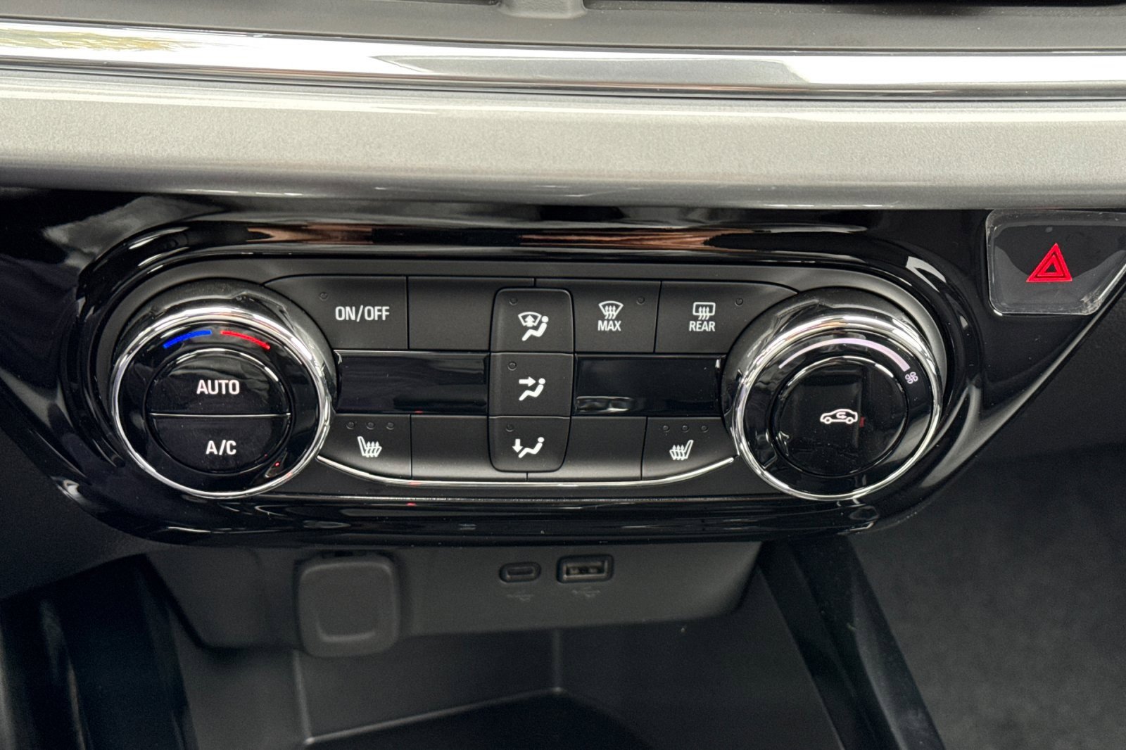 2025 Chevrolet Trax LT photo 16