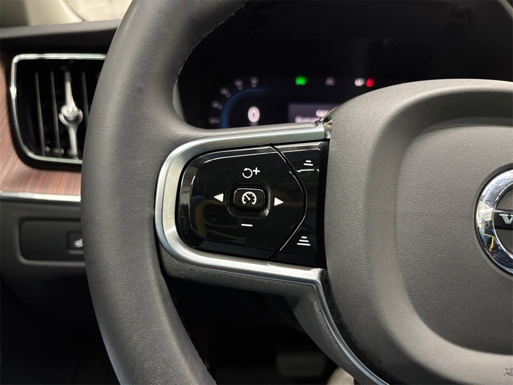 2023 Volvo XC60 B5 Plus photo 25
