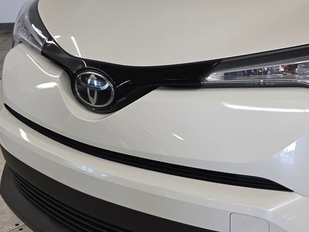 2019 Toyota C-HR XLE photo 11