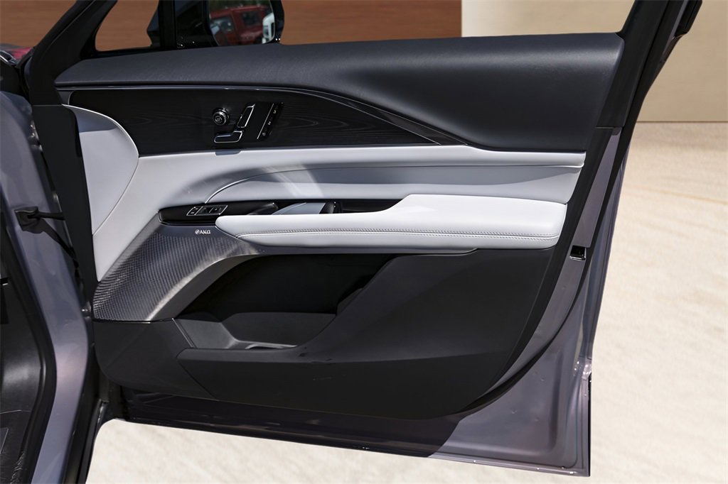 2024 Cadillac Lyriq Luxury photo 27