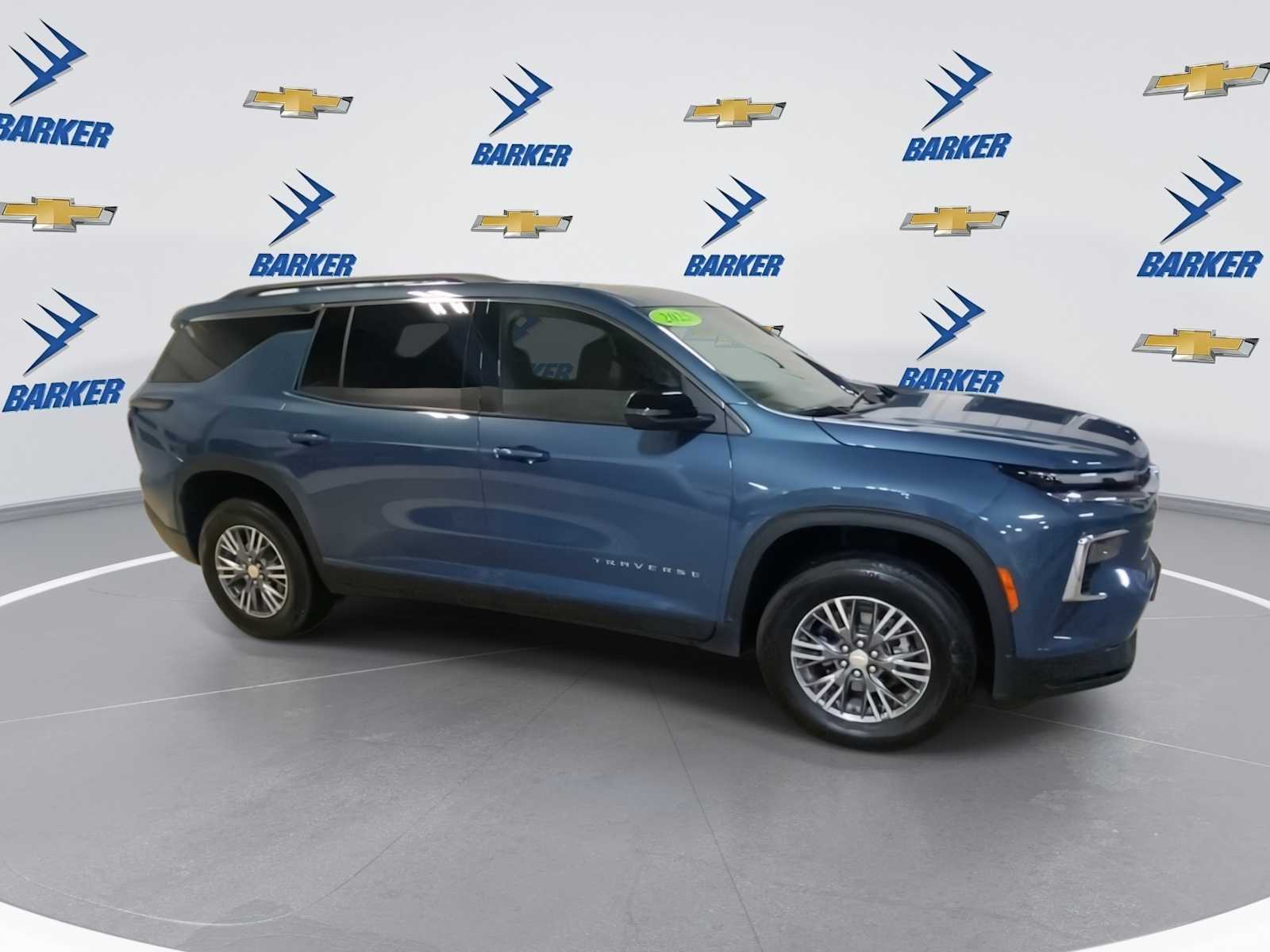 2025 Chevrolet Traverse photo 2