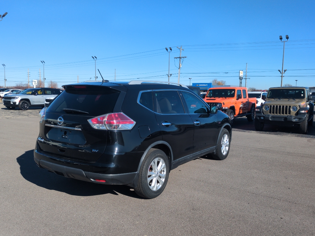 2016 Nissan Rogue SV photo 2
