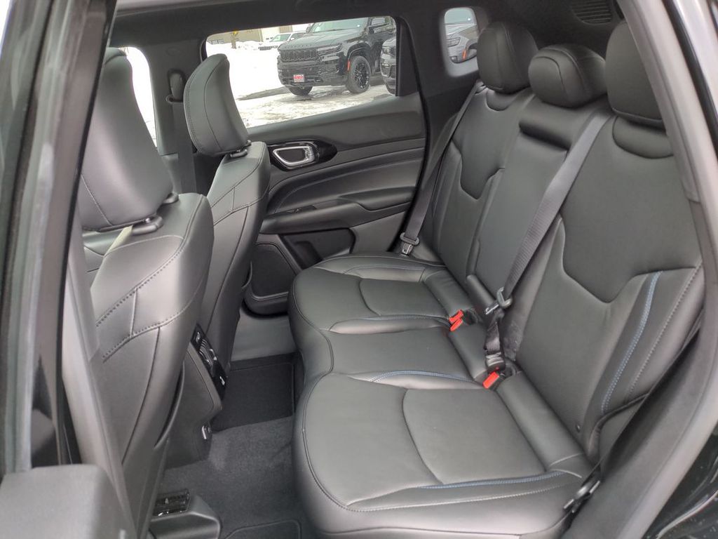 2025 Jeep Compass Limited photo 7