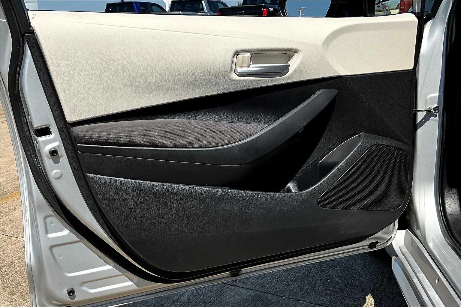 2020 Toyota Corolla LE photo 19