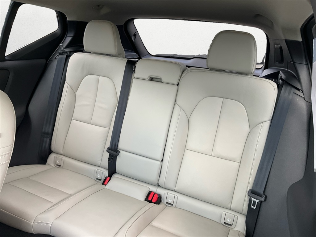 2024 Volvo XC40 Plus photo 9
