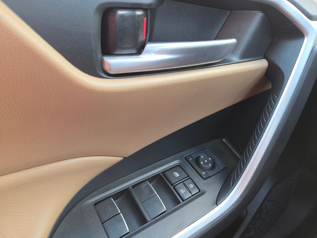 2023 Toyota RAV4 Hybrid XLE photo 24