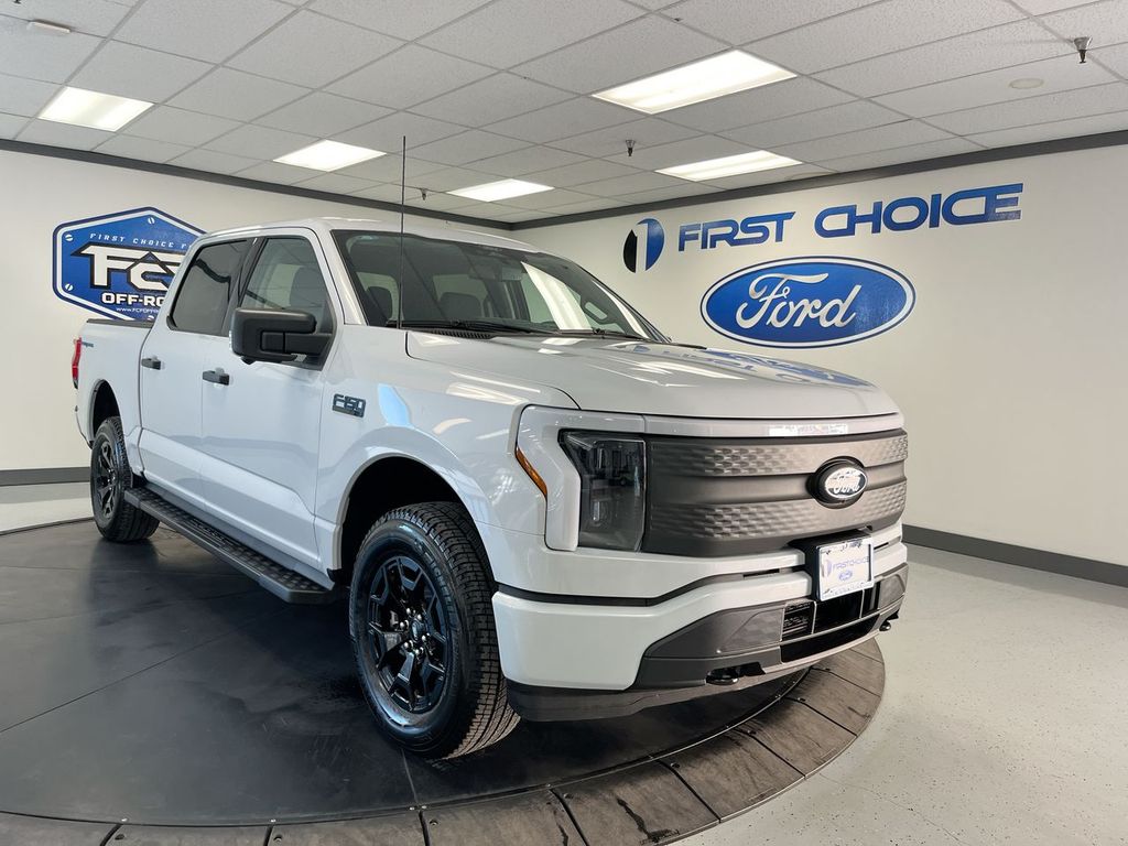 2025 Ford F-150 Lightning XLT photo 13