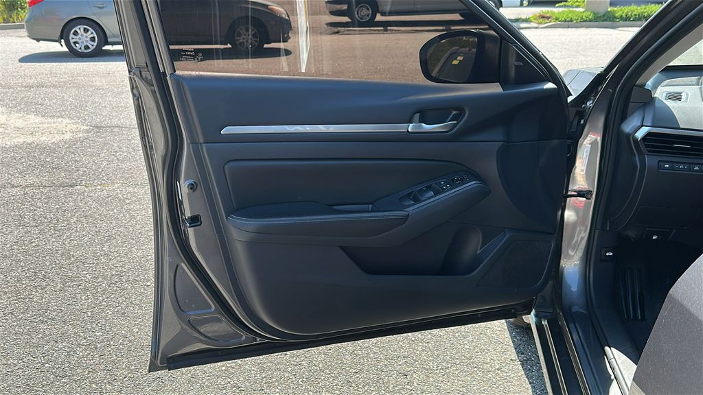 2022 Nissan Altima 2.5 SV photo 9