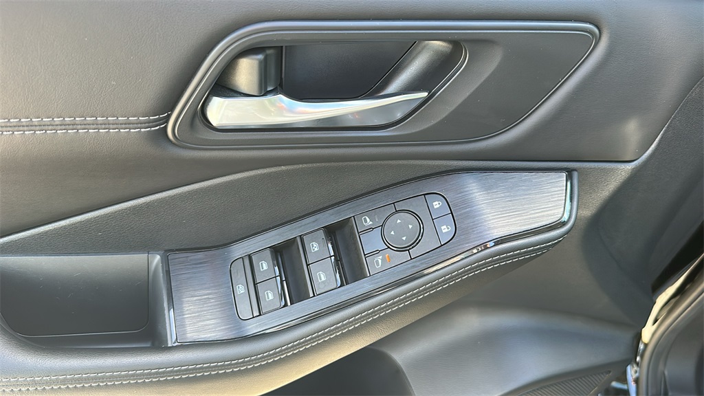 2023 Nissan Rogue SV photo 16