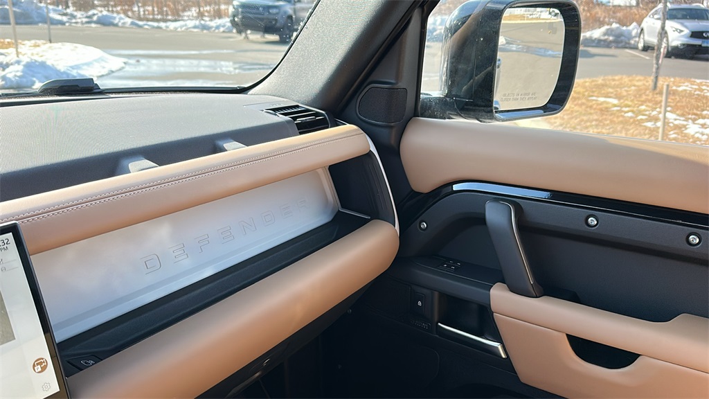 2025 Land Rover Defender 110 X-Dynamic SE photo 21