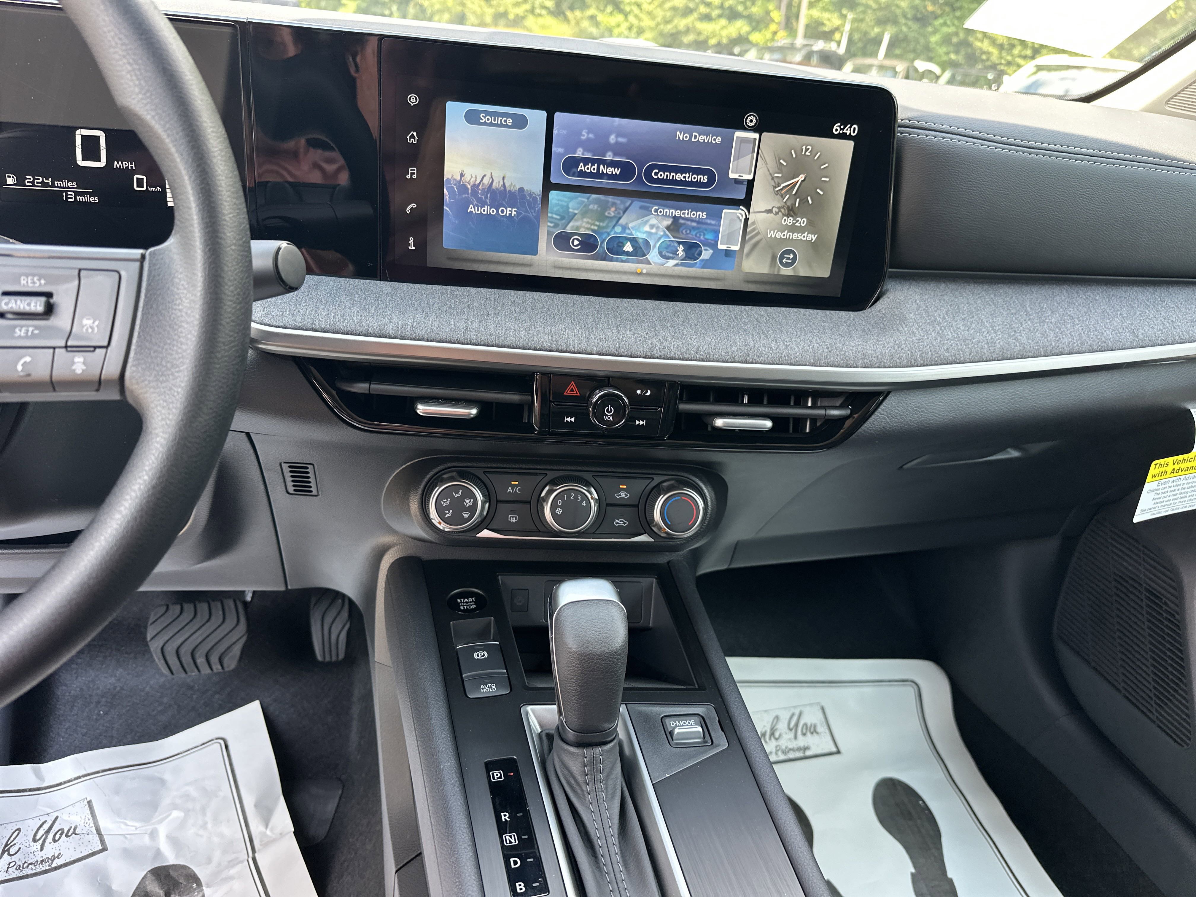 2025 Nissan Kicks SV photo 14