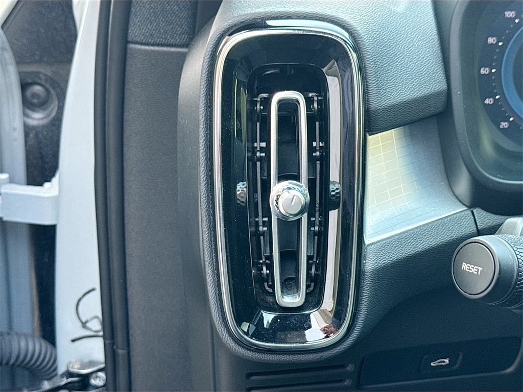 2024 Volvo XC40 Core photo 10