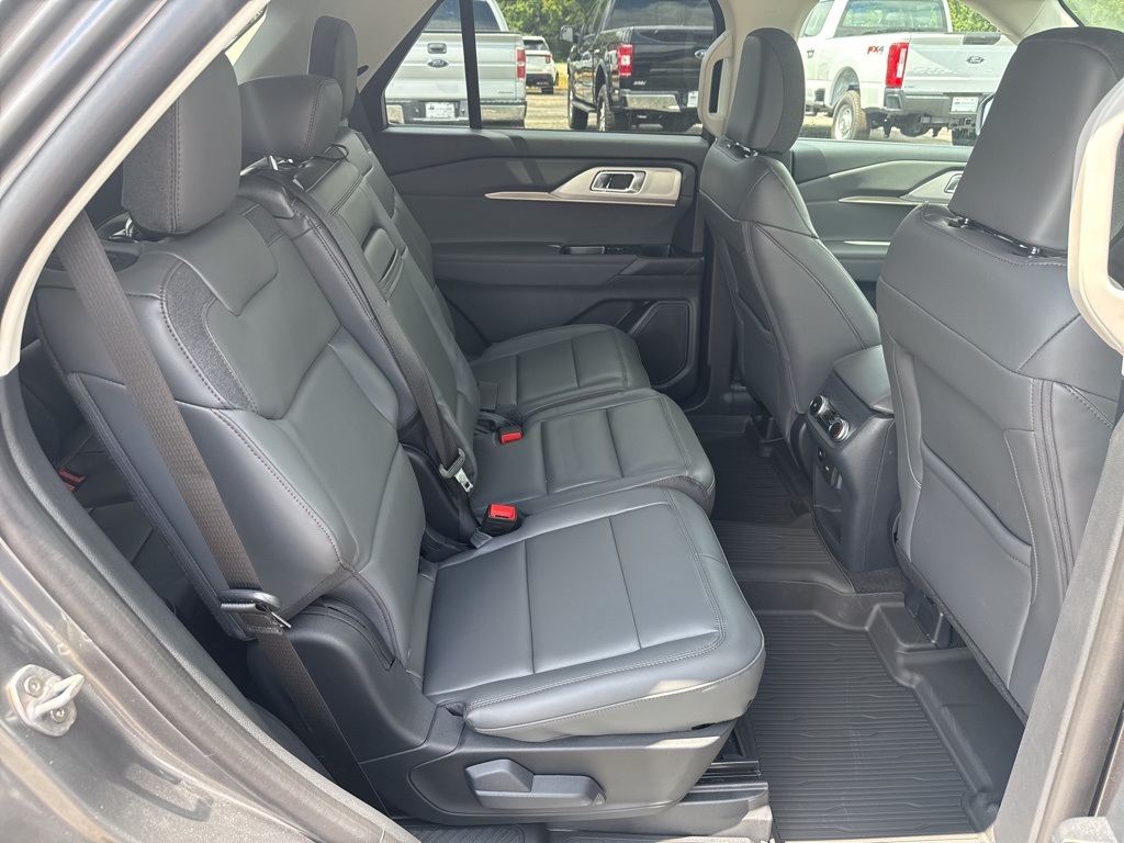 2025 Ford Explorer photo 5