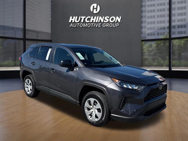 2022 Toyota RAV4 LE's photo