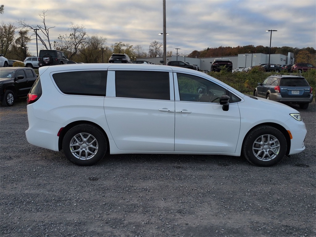 2026 Chrysler Pacifica photo 2