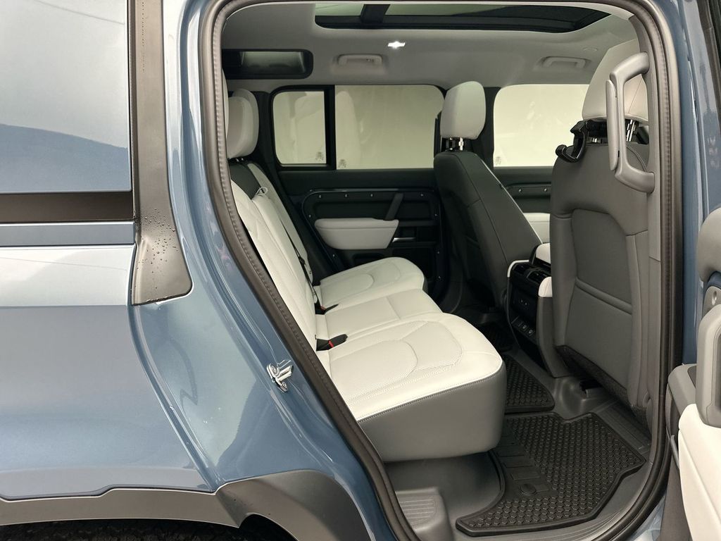 2025 Land Rover Defender 110 S photo 6
