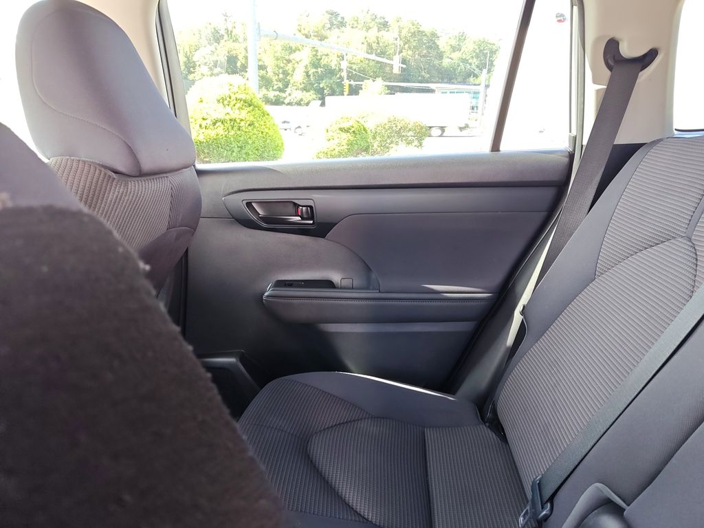 2023 Toyota Highlander LE photo 28