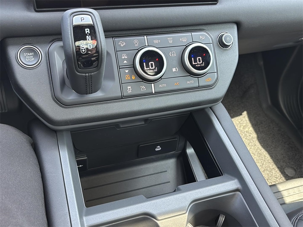 2025 Land Rover Defender 110 X-Dynamic SE photo 17