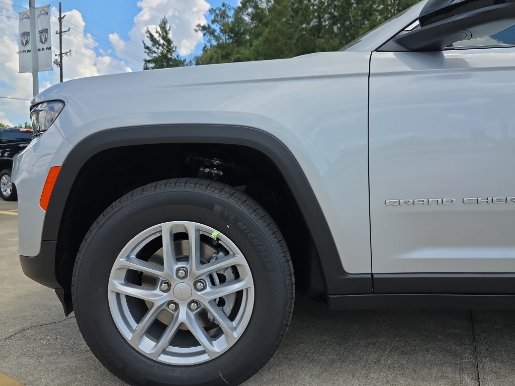 2025 Jeep Grand Cherokee Laredo X photo 4