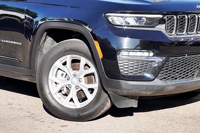 Used 2023 Black Jeep Limited image 3