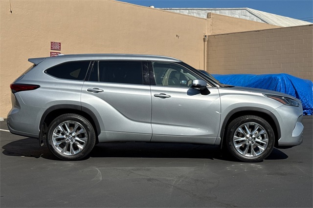 2022 Toyota Highlander Limited photo 2