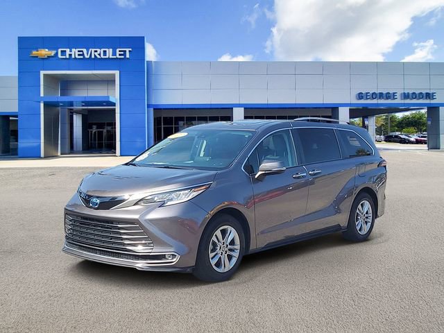 2022 Toyota Sienna Limited photo 2