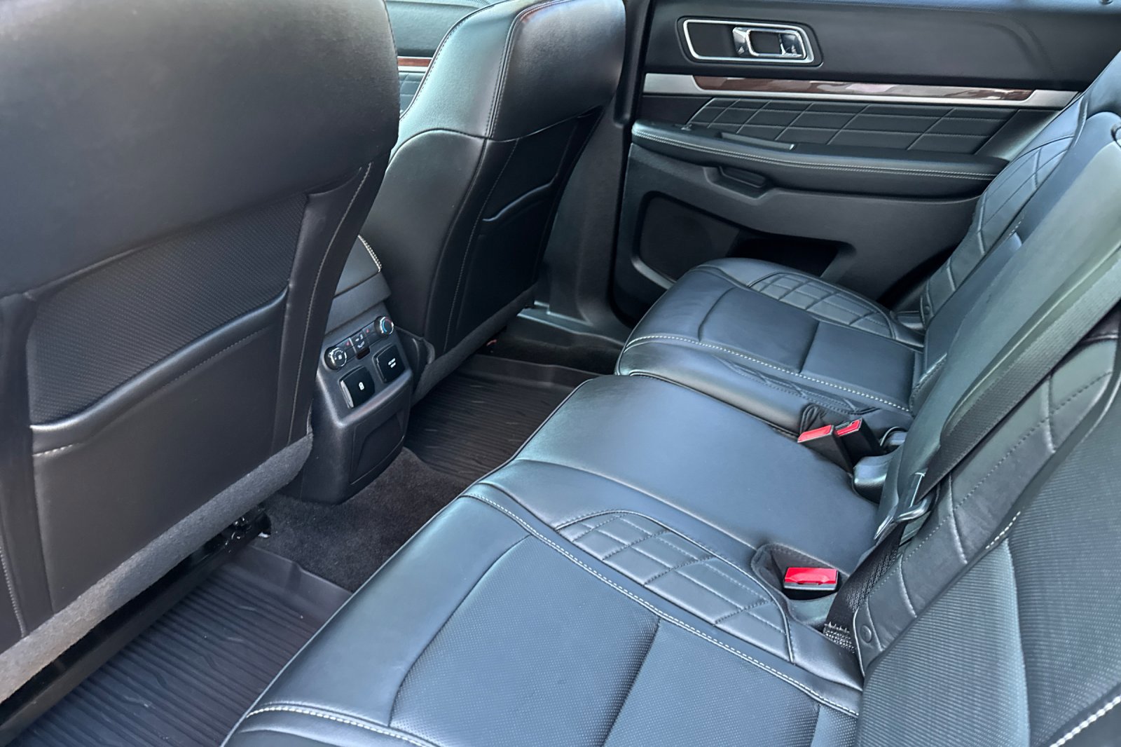 2017 Ford Explorer Platinum photo 11