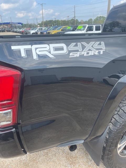 2017 Toyota Tacoma TRD Sport photo 4