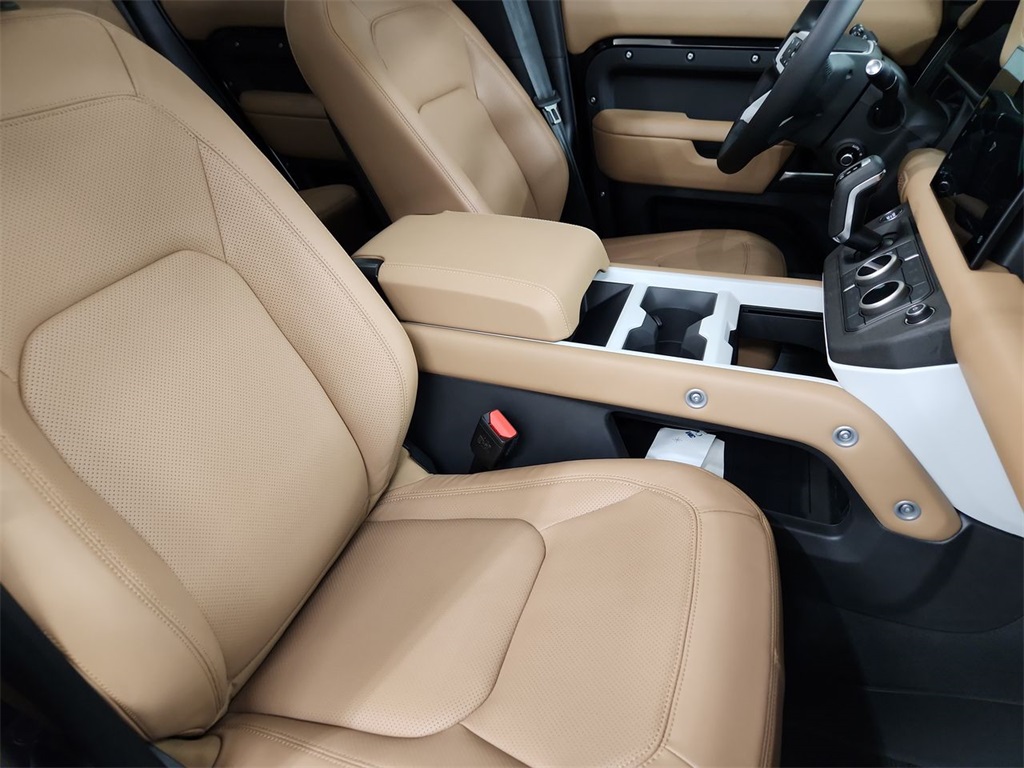 2025 Land Rover Defender 110 S photo 27