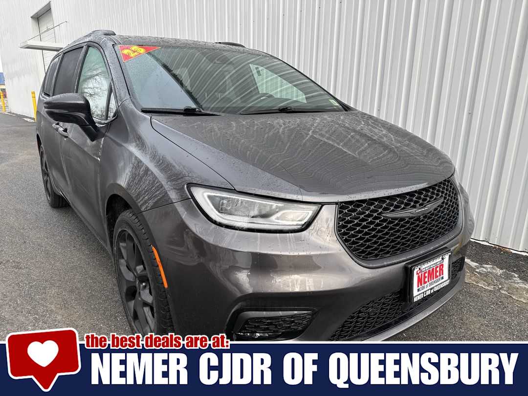 2023 Chrysler Pacifica Touring L's photo