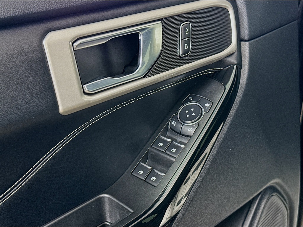 2022 Ford Explorer ST photo 19